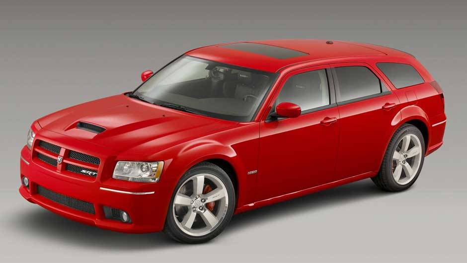 Dodge Magnum SRT8: irm&atilde; quase g&ecirc;mea da Chrysler 300C Touring, ela tinha um 6.1 Hemi V8 com 440 cv e tra&ccedil;&atilde;o traseira; a prova de 0 a 100 km/h &eacute; feita em 5,1 segundos, chegando aos 272 km/h