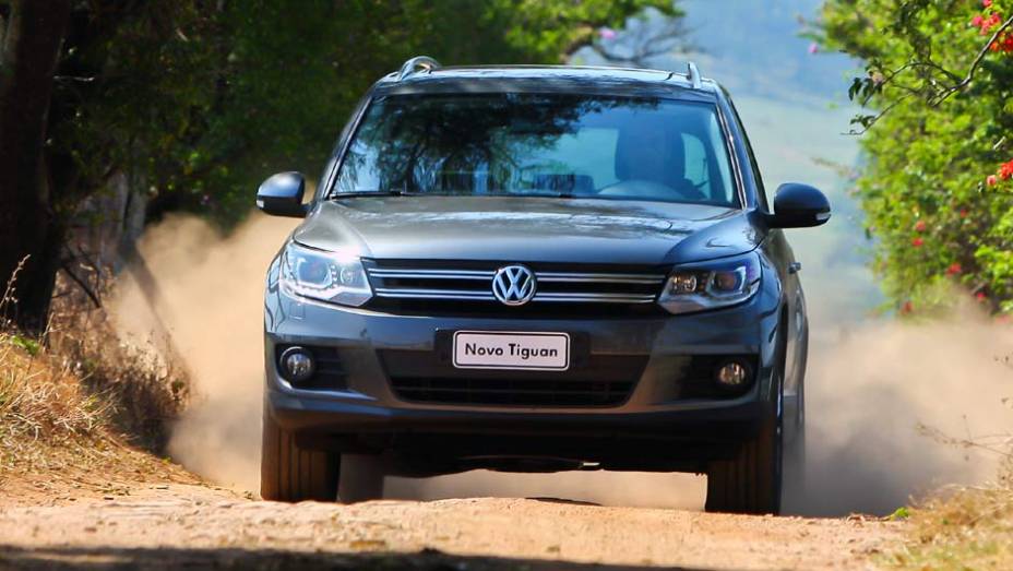 Os faróis, antes arredondados, ganharam contornos retos | <a href="https://beta-develop.quatrorodas.abril.com.br/carros/lancamentos/volkswagen-tiguan-640848.shtml" rel="migration">Leia mais</a>