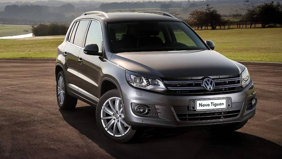 Grade frontal tem frisos duplos e agora une os dois faróis | <a href="https://beta-develop.quatrorodas.abril.com.br/carros/lancamentos/volkswagen-tiguan-640848.shtml" rel="migration">Leia mais</a>