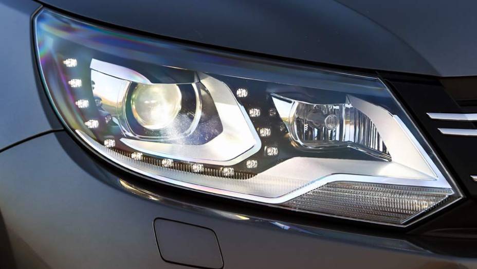 Sistema de iluminação diurna conta com 14 LEDs | <a href="https://beta-develop.quatrorodas.abril.com.br/carros/lancamentos/volkswagen-tiguan-640848.shtml" rel="migration">Leia mais</a>