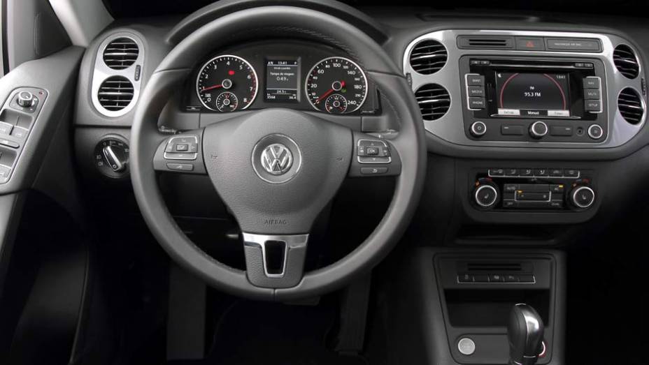 Painel de instrumentos ganhou tela colorida | <a href="https://beta-develop.quatrorodas.abril.com.br/carros/lancamentos/volkswagen-tiguan-640848.shtml" rel="migration">Leia mais</a>