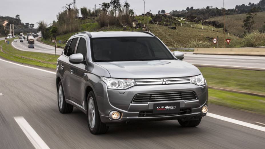 A Mitsubishi lança no Brasil o Outlander PHEV, primeiro veículo híbrido do tipo plug-in à venda no mercado brasileiro | <a href="https://beta-develop.quatrorodas.abril.com.br/carros/lancamentos//mitsubishi-outlander-phev-801241.shtml" target="_blank" rel="migration">Leia mais</a>