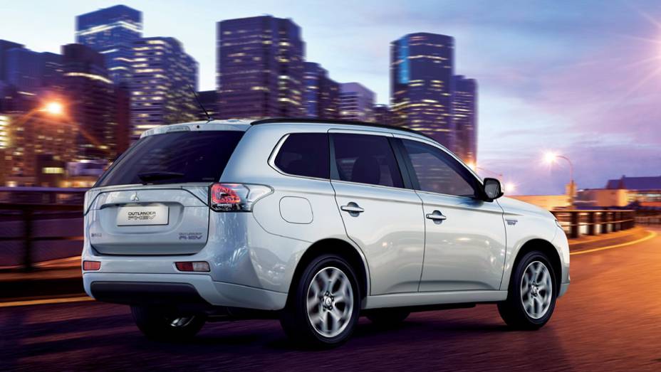 Por fora ele é praticamente igual a qualquer outra versão do Outlander | <a href="https://beta-develop.quatrorodas.abril.com.br/carros/lancamentos//mitsubishi-outlander-phev-801241.shtml" target="_blank" rel="migration">Leia mais</a>