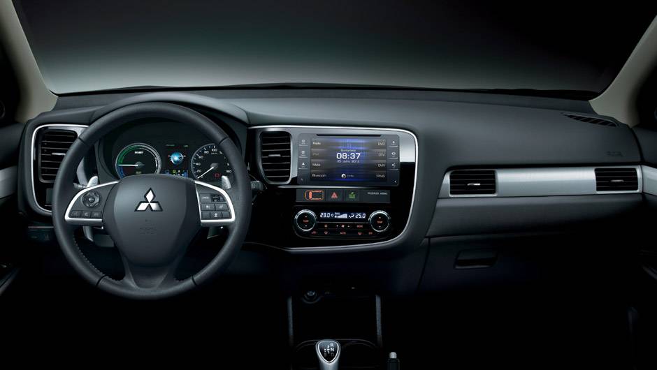 As diferen&ccedil;as surgem no lado de dentro, mais precisamente no painel de instrumentos e no c&acirc;mbio | <a href="https://beta-develop.quatrorodas.abril.com.br/carros/lancamentos//mitsubishi-outlander-phev-801241.shtml" target="_blank" rel="migration">Leia mais</a>