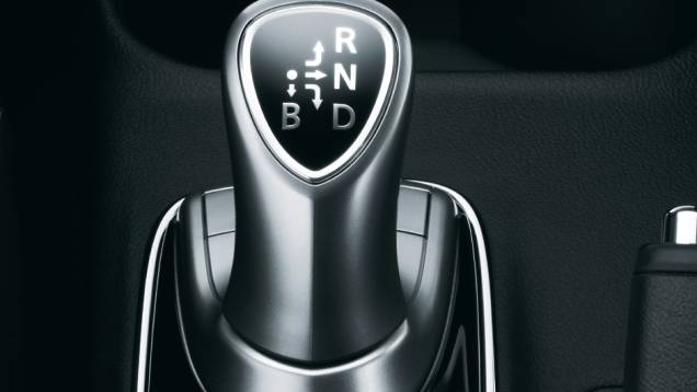 A transmissão tem uma alavanca em formato de joystick e dois modos de condução: o Drive (D) e o Brake (B), este segundo simulando freio-motor para recarregar as baterias | <a href="https://beta-develop.quatrorodas.abril.com.br/carros/lancamentos//mitsubishi-outlander-p" rel="migration"></a> A transmissão tem uma alavanca em formato de joystick e dois modos de condução: o Drive (D) e o Brake (B), este segundo simulando freio-motor para recarregar as baterias | <a href="https://beta-develop.quatrorodas.abril.com.br/carros/lancamentos//mitsubishi-outlander-p" rel="migration"></a>
