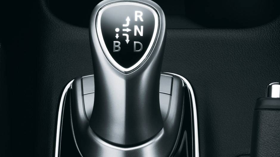 A transmiss&atilde;o tem uma alavanca em formato de joystick e dois modos de condu&ccedil;&atilde;o: o Drive (D) e o Brake (B), este segundo simulando freio-motor para recarregar as baterias | <a href="https://beta-develop.quatrorodas.abril.com.br/carros/lancamentos//mitsubishi-outlander-p" rel="migration"></a>