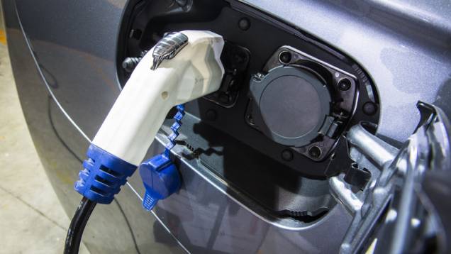 Como todo híbrido plug-in, o Outlander PHEV pode ser recarregado na tomada ou por meio do próprio motor a combustão | <a href="https://beta-develop.quatrorodas.abril.com.br/carros/lancamentos//mitsubishi-outlander-phev-801241.shtml" target="_blank" rel="migration">Leia mais</a> Como todo híbrido plug-in, o Outlander PHEV pode ser recarregado na tomada ou por meio do próprio motor a combustão | <a href="https://beta-develop.quatrorodas.abril.com.br/carros/lancamentos//mitsubishi-outlander-phev-801241.shtml" target="_blank" rel="migration">Leia mais</a>