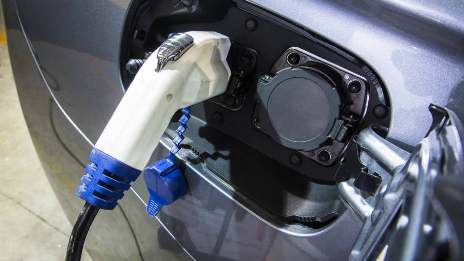 Como todo h&iacute;brido plug-in, o Outlander PHEV pode ser recarregado na tomada ou por meio do pr&oacute;prio motor a combust&atilde;o | <a href="https://beta-develop.quatrorodas.abril.com.br/carros/lancamentos//mitsubishi-outlander-phev-801241.shtml" target="_blank" rel="migration">Leia mais</a>
