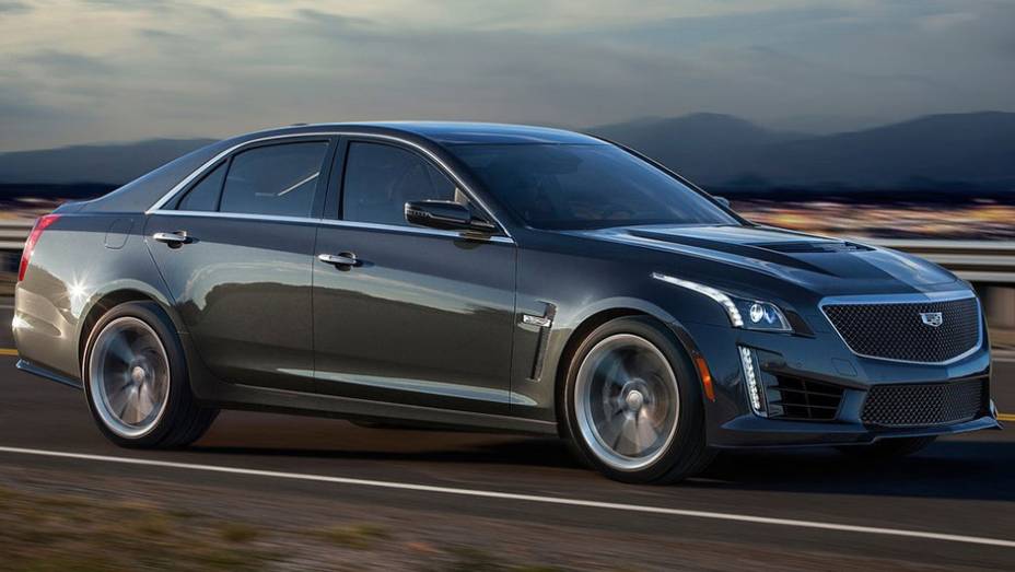O modelo tem aerofólio dianteiro e o capô é de fibra de carbono | <a href="https://beta-develop.quatrorodas.abril.com.br/noticias/saloes/detroit-2015/cadillac-revela-novo-cts-v-820740.shtml" target="_blank" rel="migration">Leia mais</a>