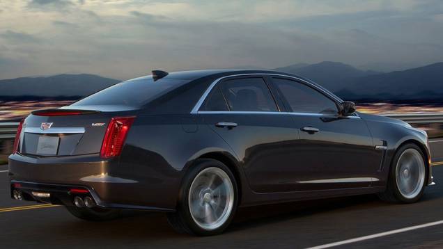 A traseira conta com aerofólio e quatro saídas de escape | <a href="https://beta-develop.quatrorodas.abril.com.br/noticias/saloes/detroit-2015/cadillac-revela-novo-cts-v-820740.shtml" target="_blank" rel="migration">Leia mais</a> A traseira conta com aerofólio e quatro saídas de escape | <a href="https://beta-develop.quatrorodas.abril.com.br/noticias/saloes/detroit-2015/cadillac-revela-novo-cts-v-820740.shtml" target="_blank" rel="migration">Leia mais</a>