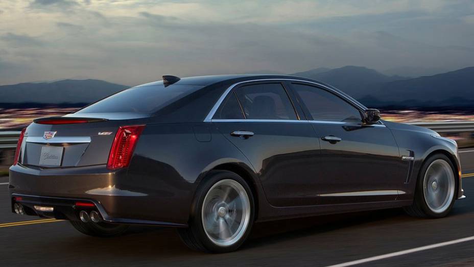 A traseira conta com aerof&oacute;lio e quatro sa&iacute;das de escape | <a href="https://beta-develop.quatrorodas.abril.com.br/noticias/saloes/detroit-2015/cadillac-revela-novo-cts-v-820740.shtml" target="_blank" rel="migration">Leia mais</a>