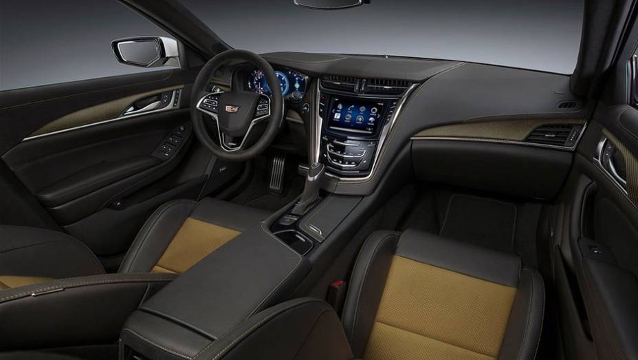Por dentro, os bancos esportivos s&atilde;o de camur&ccedil;a e o painel de instrumentos digital tem 12,3 polegadas | <a href="https://beta-develop.quatrorodas.abril.com.br/noticias/saloes/detroit-2015/cadillac-revela-novo-cts-v-820740.shtml" target="_blank" rel="migration">Leia mais</a>