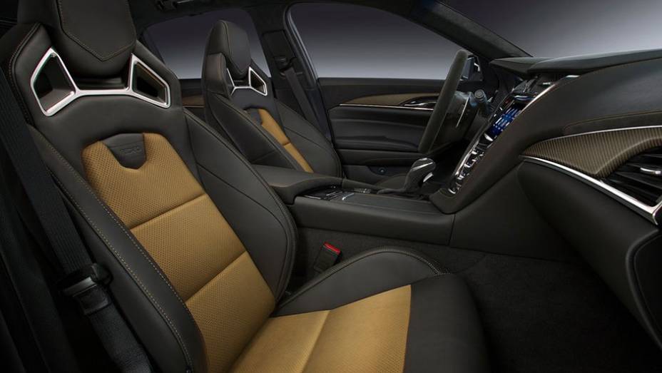 O modelo ainda tem dispon&iacute;vel sistema de entretenimento, &aacute;udio Bose e informativo de dados de desempenho | <a href="https://beta-develop.quatrorodas.abril.com.br/noticias/saloes/detroit-2015/cadillac-revela-novo-cts-v-820740.shtml" target="_blank" rel="migration">Leia mais</a>