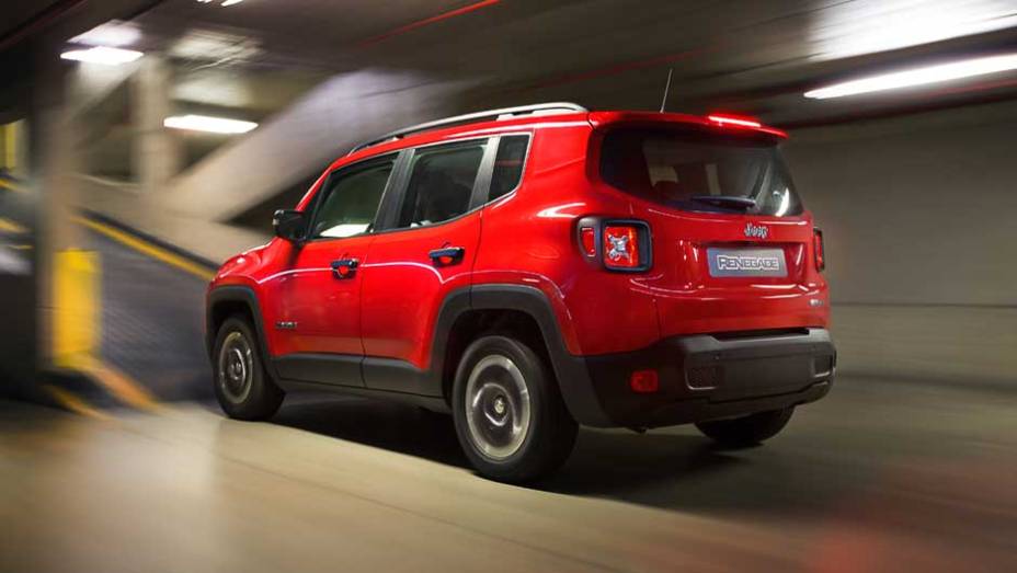 Ser&atilde;o tr&ecirc;s op&ccedil;&otilde;es de transmiss&atilde;o no Sport: manual de cinco marchas, autom&aacute;tica de seis velocidades (1.8) e autom&aacute;tica de nove marchas (2.0 diesel) | <a href="https://beta-develop.quatrorodas.abril.com.br/noticias/fabricantes/saiba-tudo-jeep-renegade-850580.shtml" target="_blank" rel="migration"></a>