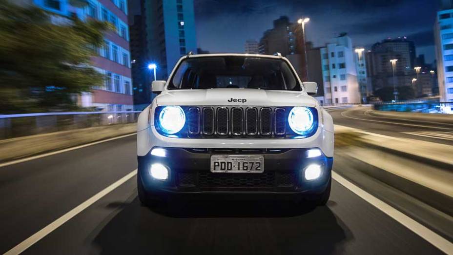 A frente conserva a identidade visual da Jeep, identificada pela grade com sete barras verticais, e os faróis redondos remetem ao antigo Willys | <a href="https://beta-develop.quatrorodas.abril.com.br/noticias/fabricantes/saiba-tudo-jeep-renegade-850580.shtml" target="_blank" rel="migration"></a>