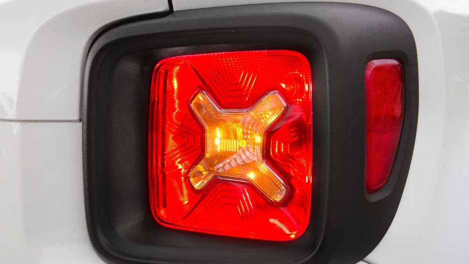 Na traseira, as lanternas do Renegade s&atilde;o inspiradas nos antigos gal&otilde;es que equipavam os Jeeps | <a href="https://beta-develop.quatrorodas.abril.com.br/noticias/fabricantes/saiba-tudo-jeep-renegade-850580.shtml" target="_blank" rel="migration">Leia mais</a>