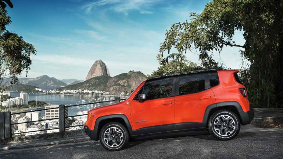 Por fora, as rodas de liga exclusivas e os ganchos na dianteira diferenciam a Trailhawk | <a href="https://beta-develop.quatrorodas.abril.com.br/noticias/fabricantes/saiba-tudo-jeep-renegade-850580.shtml" target="_blank" rel="migration">Leia mais</a>