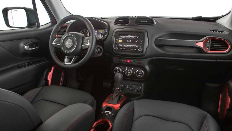 O estiloso interior foi inspirado no mundo dos esportes radicais; o desenho das sa&iacute;das de ar-condicionado, por exemplo, veio dos &oacute;culos de esqui | <a href="https://beta-develop.quatrorodas.abril.com.br/noticias/fabricantes/saiba-tudo-jeep-renegade-850580.shtml" target="_blank" rel="migration"></a>