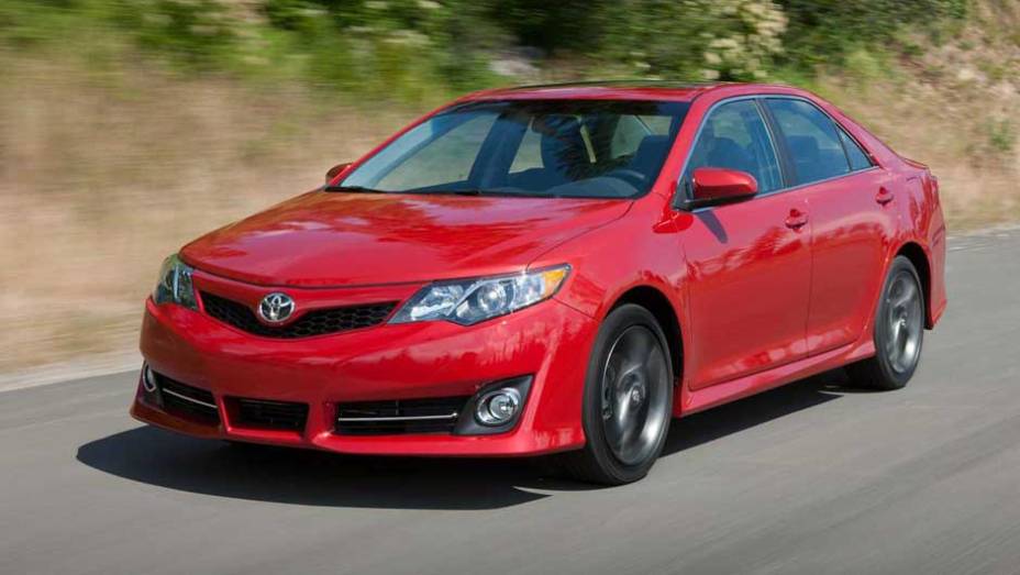 Renovado, o Camry ganhou visual mais esportivo. <a href="https://beta-develop.quatrorodas.abril.com.br/carros/lancamentos/toyota-camry-637524.shtml" rel="migration">Leia mais</a>