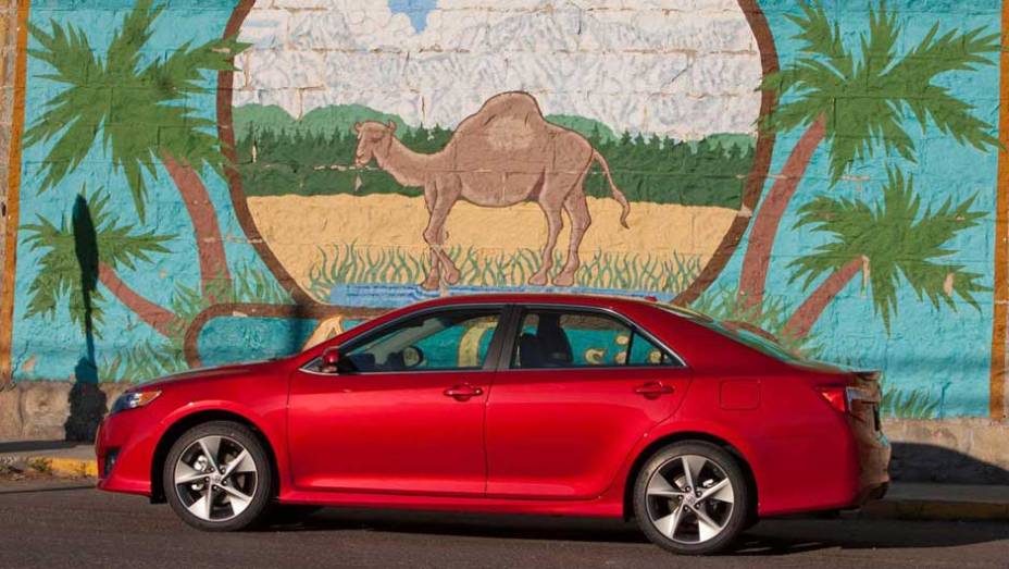O perfil conservador do sedã continua, mas ganhou um toque de jovialidade. <a href="https://beta-develop.quatrorodas.abril.com.br/carros/lancamentos/toyota-camry-637524.shtml" rel="migration">Leia mais</a> O perfil conservador do sedã continua, mas ganhou um toque de jovialidade. <a href="https://beta-develop.quatrorodas.abril.com.br/carros/lancamentos/toyota-camry-637524.shtml" rel="migration">Leia mais</a>