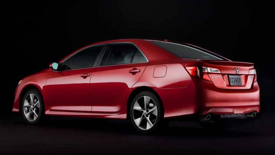 As lanternas t&ecirc;m desenho atraente. <a href="https://beta-develop.quatrorodas.abril.com.br/carros/lancamentos/toyota-camry-637524.shtml" rel="migration">Leia mais</a>