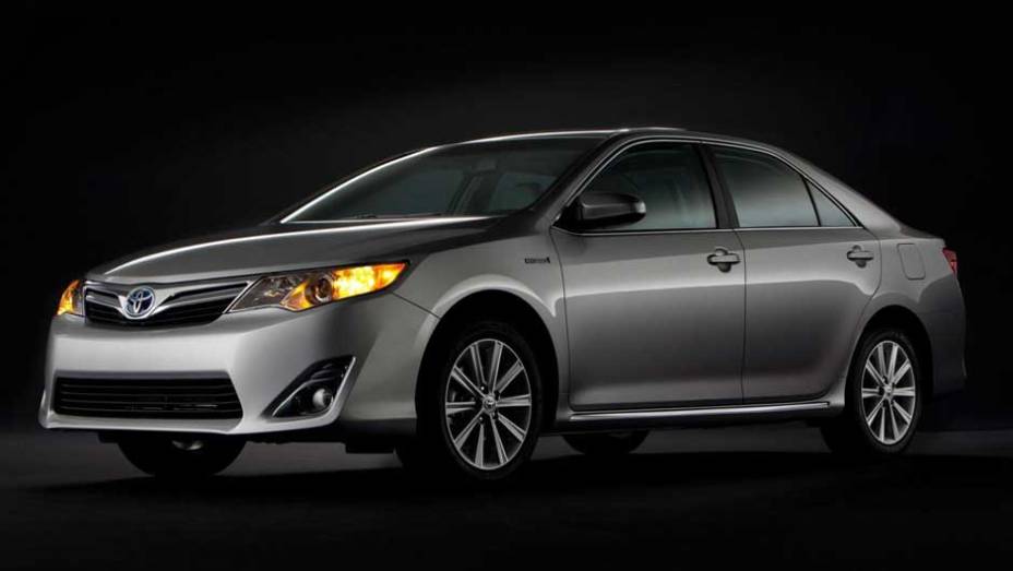 O conjunto mec&acirc;nico do Camry tem um motor 2.5 a gasolina e outro el&eacute;trico. <a href="https://beta-develop.quatrorodas.abril.com.br/carros/lancamentos/toyota-camry-637524.shtml" rel="migration">Leia mais</a>