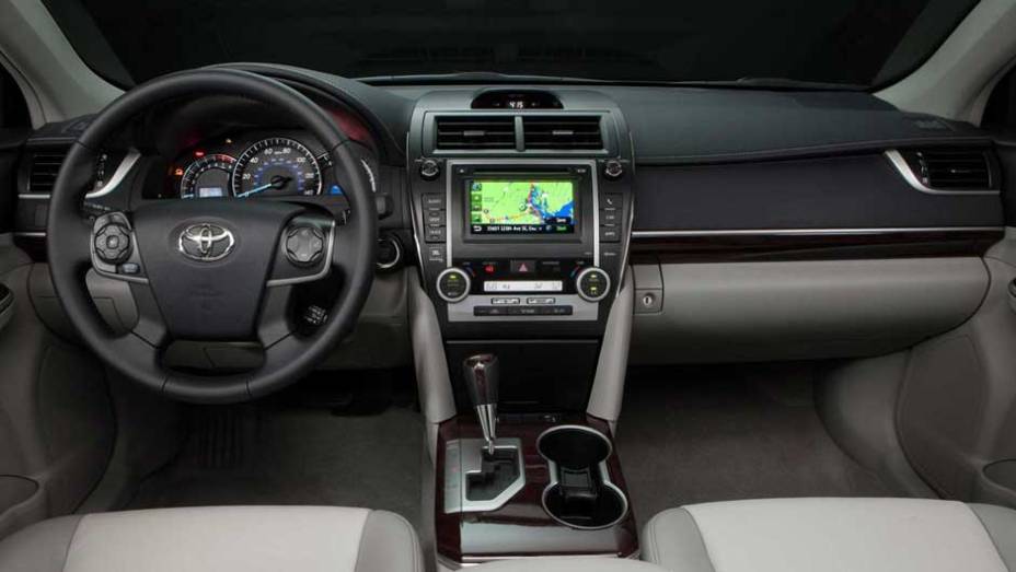 Por dentro, o sed&atilde; tem acabamento requintado e sistema de entretenimento completo. <a href="https://beta-develop.quatrorodas.abril.com.br/carros/lancamentos/toyota-camry-637524.shtml" rel="migration">Leia mais</a>