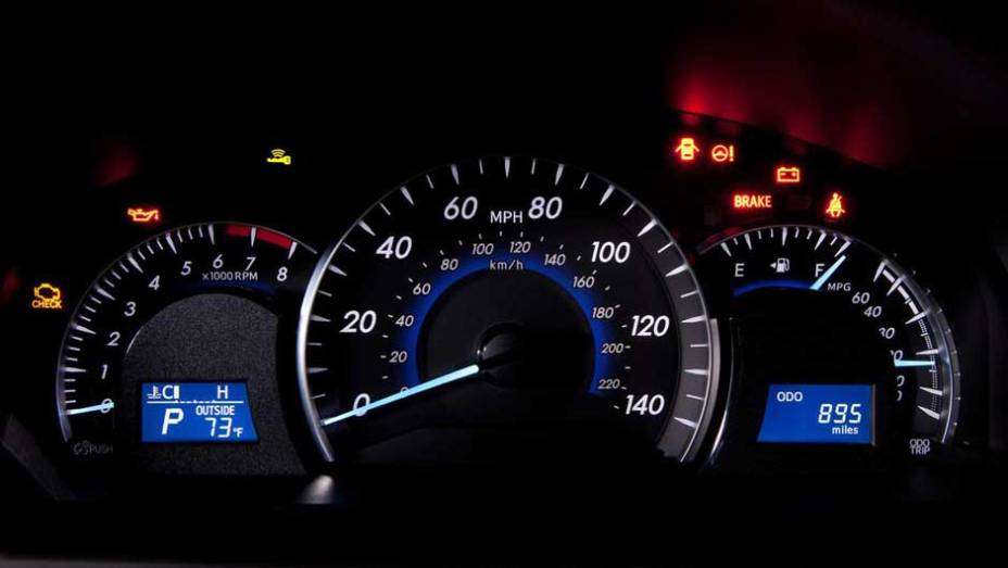 O painel tem grafismo simples, mas f&aacute;cil leitura. <a href="https://beta-develop.quatrorodas.abril.com.br/carros/lancamentos/toyota-camry-637524.shtml" rel="migration">Leia mais</a>