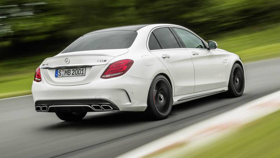 O esportivo será vendido nas carrocerias sedã e perua e nas versões C63 AMG e C63 AMG S (acima) | <a href="https://beta-develop.quatrorodas.abril.com.br/noticias/saloes/paris-2014/mercedes-benz-revela-detalhes-novo-c63-amg-802146.shtml" rel="migration">Leia mais</a>