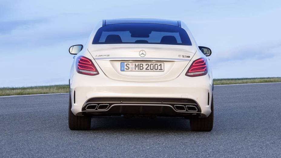 Segundo dados fornecidos pela marca, o C63 acelera de 0 a 100 km/h em 4,1 segundos, atingindo a velocidade máxima limitada eletronicamente em 250 km/h | <a href="https://beta-develop.quatrorodas.abril.com.br/noticias/saloes/paris-2014/mercedes-benz-revela-detalhes-novo" rel="migration"></a>