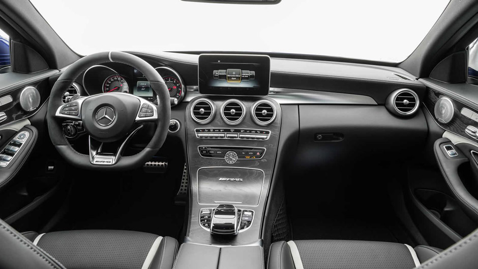 A cabine tem volante com base achatada, pedaleiras de alum&iacute;nio, quadro de instrumentos exclusivo e soleiras personalizadas; o revestimento em couro pode ser preto ou vermelho | <a href="https://beta-develop.quatrorodas.abril.com.br/noticias/saloes/paris-2014/mercedes-b" rel="migration"></a>