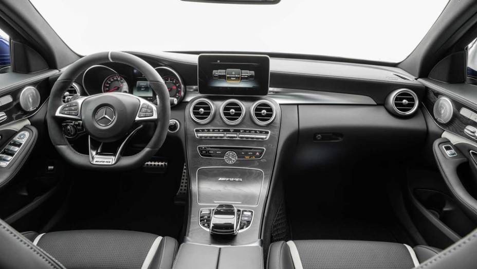 A cabine tem volante com base achatada, pedaleiras de alumínio, quadro de instrumentos exclusivo e soleiras personalizadas; o revestimento em couro pode ser preto ou vermelho | <a href="https://beta-develop.quatrorodas.abril.com.br/noticias/saloes/paris-2014/mercedes-b" rel="migration"></a> A cabine tem volante com base achatada, pedaleiras de alumínio, quadro de instrumentos exclusivo e soleiras personalizadas; o revestimento em couro pode ser preto ou vermelho | <a href="https://beta-develop.quatrorodas.abril.com.br/noticias/saloes/paris-2014/mercedes-b" rel="migration"></a>