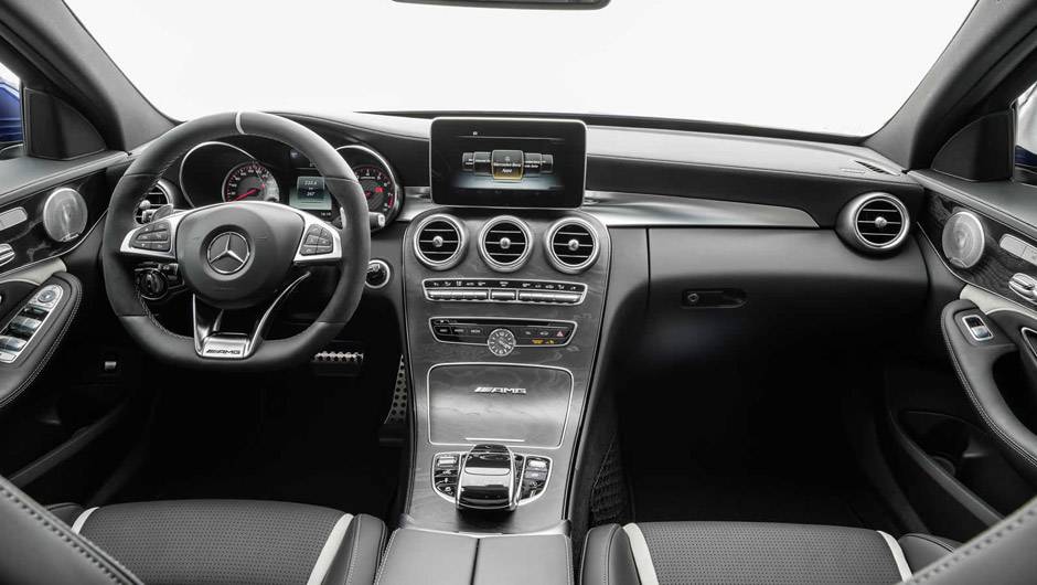 A cabine tem volante com base achatada, pedaleiras de alumínio, quadro de instrumentos exclusivo e soleiras personalizadas; o revestimento em couro pode ser preto ou vermelho | <a href="https://beta-develop.quatrorodas.abril.com.br/noticias/saloes/paris-2014/mercedes-b" rel="migration"></a> A cabine tem volante com base achatada, pedaleiras de alumínio, quadro de instrumentos exclusivo e soleiras personalizadas; o revestimento em couro pode ser preto ou vermelho | <a href="https://beta-develop.quatrorodas.abril.com.br/noticias/saloes/paris-2014/mercedes-b" rel="migration"></a>