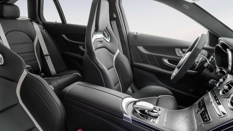 Os belos e confort&aacute;veis bancos esportivos s&atilde;o totalmente forrados em couro perfurado | <a href="https://beta-develop.quatrorodas.abril.com.br/noticias/saloes/paris-2014/mercedes-benz-revela-detalhes-novo-c63-amg-802146.shtml" rel="migration">Leia mais</a>
