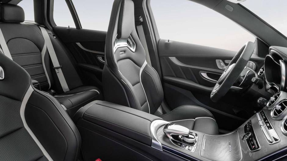 Os belos e confortáveis bancos esportivos são totalmente forrados em couro perfurado | <a href="https://beta-develop.quatrorodas.abril.com.br/noticias/saloes/paris-2014/mercedes-benz-revela-detalhes-novo-c63-amg-802146.shtml" rel="migration">Leia mais</a> Os belos e confortáveis bancos esportivos são totalmente forrados em couro perfurado | <a href="https://beta-develop.quatrorodas.abril.com.br/noticias/saloes/paris-2014/mercedes-benz-revela-detalhes-novo-c63-amg-802146.shtml" rel="migration">Leia mais</a>