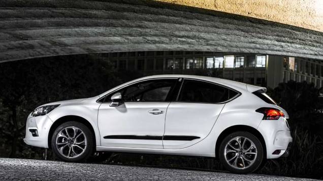 Não parece, mas ele é um hatch de cinco portas; as maçanetas embutidas na coluna o deixam com cara de cupê | <a href="https://beta-develop.quatrorodas.abril.com.br/carros/lancamentos/citroen-ds4-734568.shtml" rel="migration">Leia mais</a> Não parece, mas ele é um hatch de cinco portas; as maçanetas embutidas na coluna o deixam com cara de cupê | <a href="https://beta-develop.quatrorodas.abril.com.br/carros/lancamentos/citroen-ds4-734568.shtml" rel="migration">Leia mais</a>