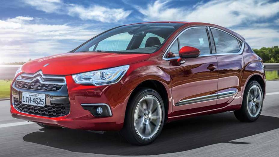 Oferecido em versão única por aqui, o DS4 usa o mesmo motor 1.6 turbo do DS3, com 165 cv | <a href="https://beta-develop.quatrorodas.abril.com.br/carros/lancamentos/citroen-ds4-734568.shtml" rel="migration">Leia mais</a>