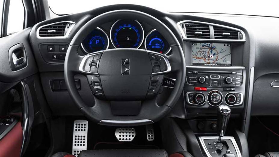 O interior traz materiais nobres no acabamento, incluindo couro e plástico mais suave ao toque das mãos | <a href="https://beta-develop.quatrorodas.abril.com.br/carros/lancamentos/citroen-ds4-734568.shtml" rel="migration">Leia mais</a>