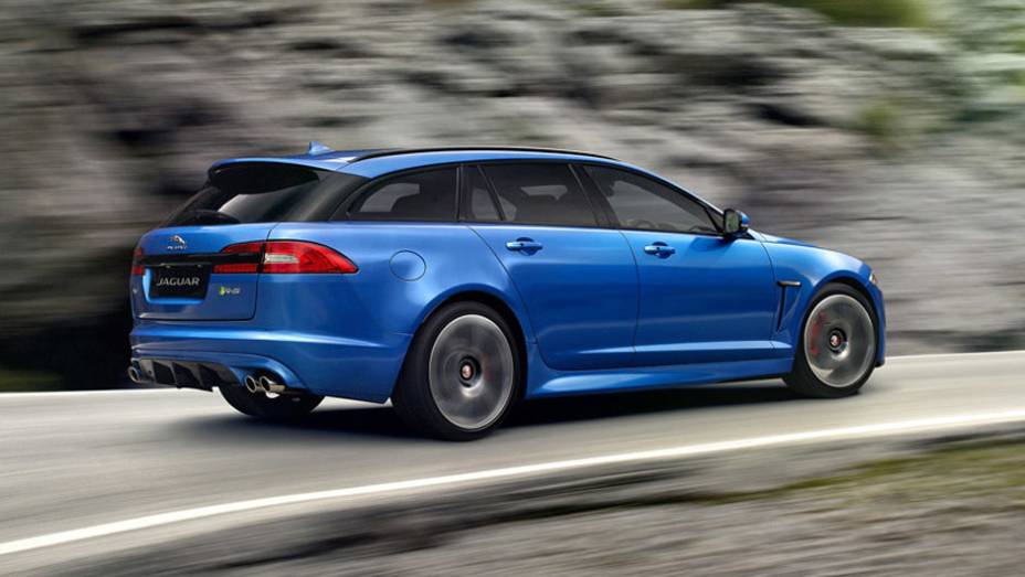 O visual foi incrementado com um novo kit aerodinâmico, que tem até um extrator de ar na traseira | <a href="https://beta-develop.quatrorodas.abril.com.br/noticias/saloes/genebra-2014/jaguar-mostra-xkr-s-sportbrake-774542.shtml" rel="migration">Leia mais</a> O visual foi incrementado com um novo kit aerodinâmico, que tem até um extrator de ar na traseira | <a href="https://beta-develop.quatrorodas.abril.com.br/noticias/saloes/genebra-2014/jaguar-mostra-xkr-s-sportbrake-774542.shtml" rel="migration">Leia mais</a>