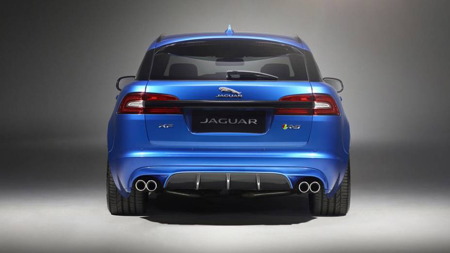 As quatro sa&iacute;das de escape emitem um ronco alto e encorpado, como nos outros esportivos da Jaguar | <a href="https://beta-develop.quatrorodas.abril.com.br/noticias/saloes/genebra-2014/jaguar-mostra-xkr-s-sportbrake-774542.shtml" rel="migration">Leia mais</a>