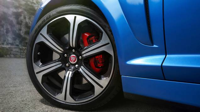 As belas rodas de liga leve deixam a mostra os discos de freio com pin&ccedil;as vermelhas | <a href="https://beta-develop.quatrorodas.abril.com.br/noticias/saloes/genebra-2014/jaguar-mostra-xkr-s-sportbrake-774542.shtml" rel="migration">Leia mais</a>
