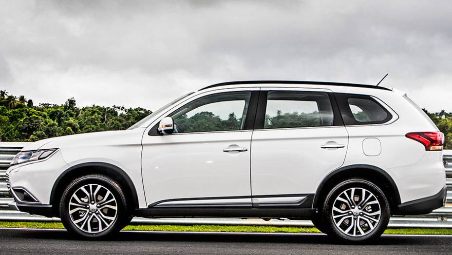 Para a Mitsubishi, o Outlander não é um SUV, mas sim um crossover - <a href="https://beta-develop.quatrorodas.abril.com.br/carros/testes/mitsubishi-new-outlander-2-2l-diesel-870160.shtml" rel="migration">Leia mais</a>