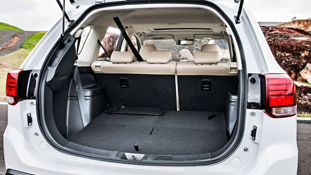 Modelo tem sete lugares e as segunda e terceira fileira de bancos podem ser facilmente rebatidas para ampliar a capacidade de carga - <a href="https://beta-develop.quatrorodas.abril.com.br/carros/testes/mitsubishi-new-outlander-2-2l-diesel-870160.shtml" rel="migration">Leia mais</a> Modelo tem sete lugares e as segunda e terceira fileira de bancos podem ser facilmente rebatidas para ampliar a capacidade de carga - <a href="https://beta-develop.quatrorodas.abril.com.br/carros/testes/mitsubishi-new-outlander-2-2l-diesel-870160.shtml" rel="migration">Leia mais</a>