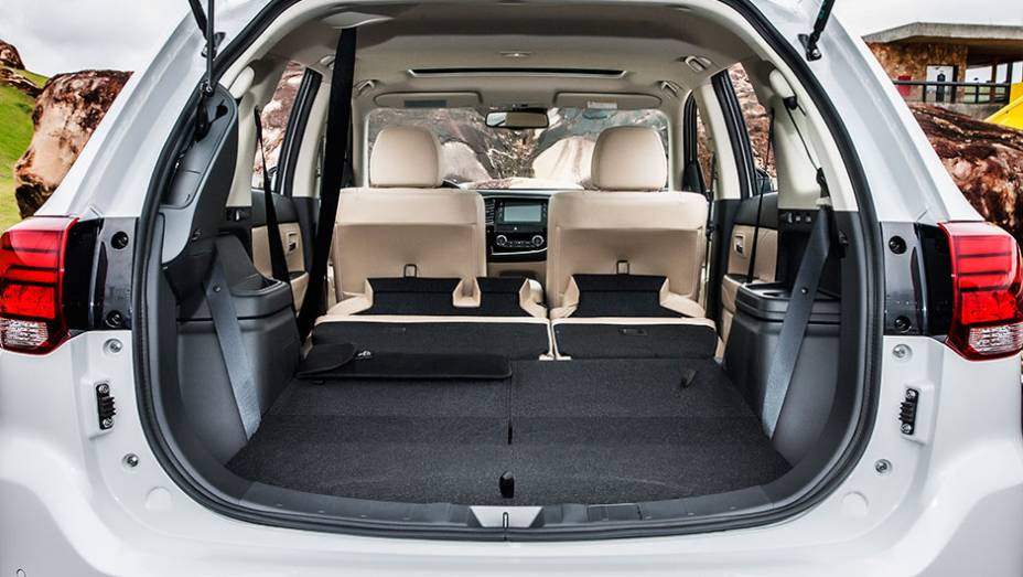 Com o rebatimento dos bancos, capacidade pode ser ampliada para at&eacute; 1 793 litros - <a href="https://beta-develop.quatrorodas.abril.com.br/carros/testes/mitsubishi-new-outlander-2-2l-diesel-870160.shtml" rel="migration">Leia mais</a>