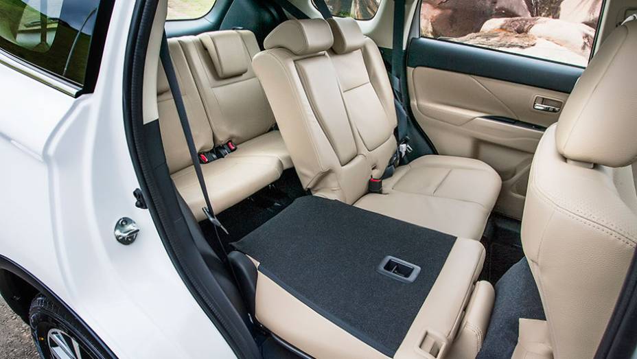 Bancos bipartidos permitem diversas configura&ccedil;&otilde;es para transporte de carga e passageiros - <a href="https://beta-develop.quatrorodas.abril.com.br/carros/testes/mitsubishi-new-outlander-2-2l-diesel-870160.shtml" rel="migration">Leia mais</a>