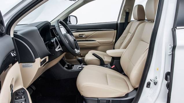 Espaço de sobra para o motorista, posição ideal de dirigir é encontrada facilmente com regulagem dos bancos e do volante - <a href="https://beta-develop.quatrorodas.abril.com.br/carros/testes/mitsubishi-new-outlander-2-2l-diesel-870160.shtml" rel="migration">Leia mais</a> Espaço de sobra para o motorista, posição ideal de dirigir é encontrada facilmente com regulagem dos bancos e do volante - <a href="https://beta-develop.quatrorodas.abril.com.br/carros/testes/mitsubishi-new-outlander-2-2l-diesel-870160.shtml" rel="migration">Leia mais</a>