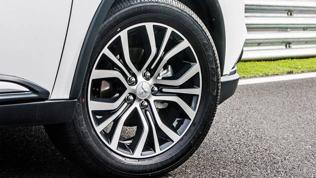 Rodas de liga-leve, de 18 polegadas, ganharam novo design - <a href="https://beta-develop.quatrorodas.abril.com.br/carros/testes/mitsubishi-new-outlander-2-2l-diesel-870160.shtml" rel="migration">Leia mais</a> Rodas de liga-leve, de 18 polegadas, ganharam novo design - <a href="https://beta-develop.quatrorodas.abril.com.br/carros/testes/mitsubishi-new-outlander-2-2l-diesel-870160.shtml" rel="migration">Leia mais</a>