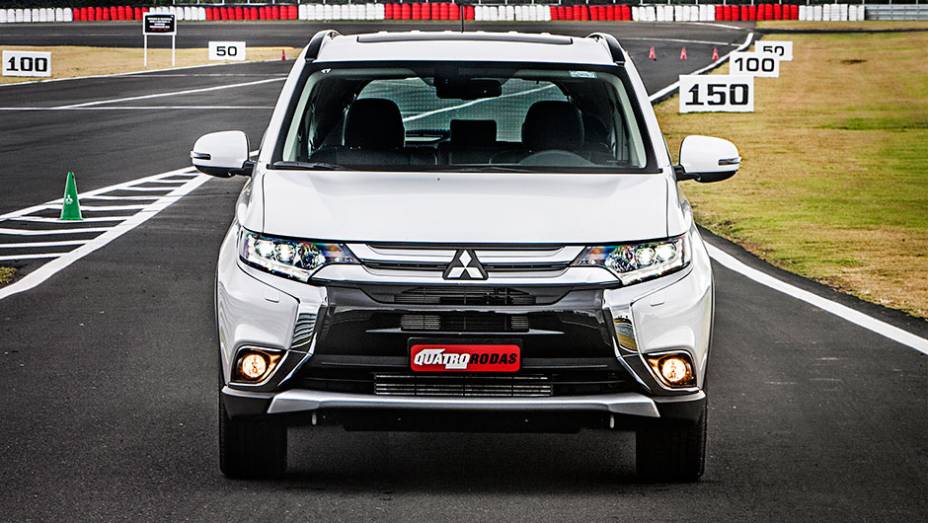 Conjunto ótico ganhou faróis e luzes de iluminação diurna em LED - <a href="https://beta-develop.quatrorodas.abril.com.br/carros/testes/mitsubishi-new-outlander-2-2l-diesel-870160.shtml" rel="migration">Leia mais</a>