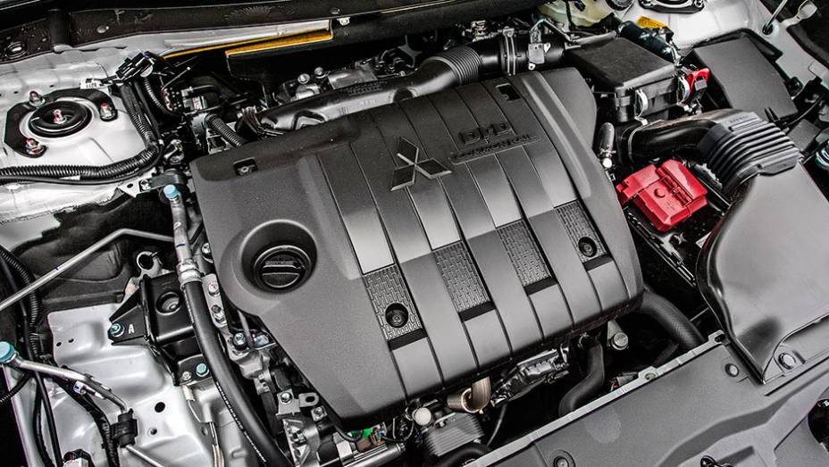 Motor 2.2L a diesel tem 165 cavalos e 36,7 mkgf - <a href="https://beta-develop.quatrorodas.abril.com.br/carros/testes/mitsubishi-new-outlander-2-2l-diesel-870160.shtml" rel="migration">Leia mais</a>