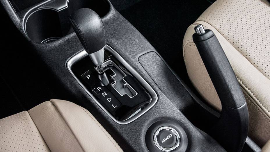 Novo c&acirc;mbio autom&aacute;tico agora tem oito marchas e possui funcionamento bem suave - <a href="https://beta-develop.quatrorodas.abril.com.br/carros/testes/mitsubishi-new-outlander-2-2l-diesel-870160.shtml" rel="migration">Leia mais</a>